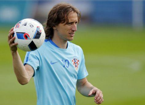 记者：邵佳一执教国足会带着部分在青岛西海岸的助手