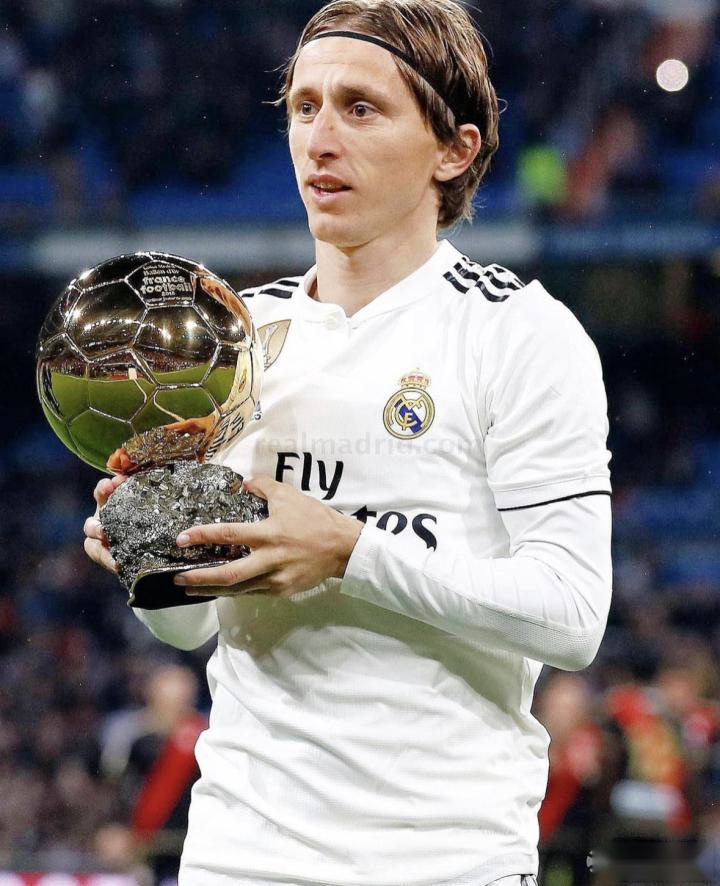 赌场内的“社交暗示”：同桌赌客的疯狂情绪如何通过“群体极化”影响你的理智。（赌桌上情绪的连锁反应：群体极化怎样让你在赌场失去理性）